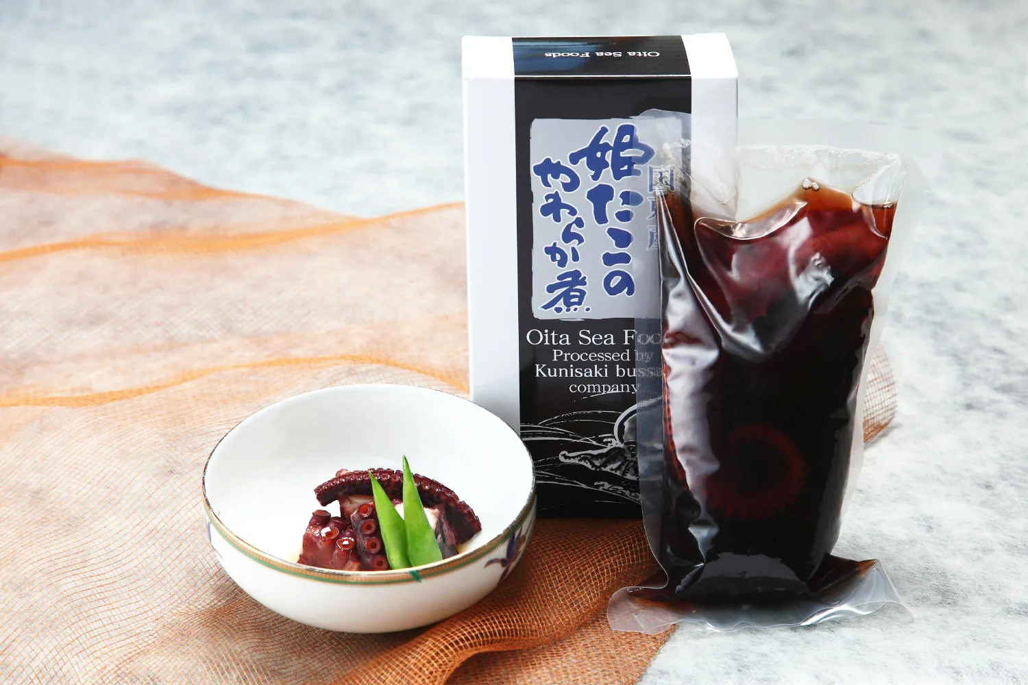 天然の真だこを使用した加工製品のパッケージと、小鉢に盛り付けられたタコ料理の調理例