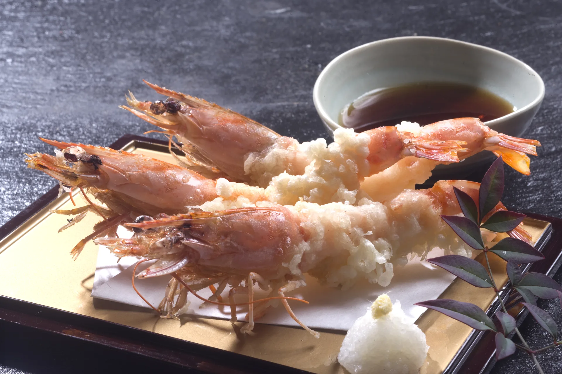 国東物産が運営する飲食店、「和食工房 東（さき）」で提供される国東物産の主力商品である新鮮な車海老をカラッと揚げた、頭から食べられる豪華な海老の天ぷら