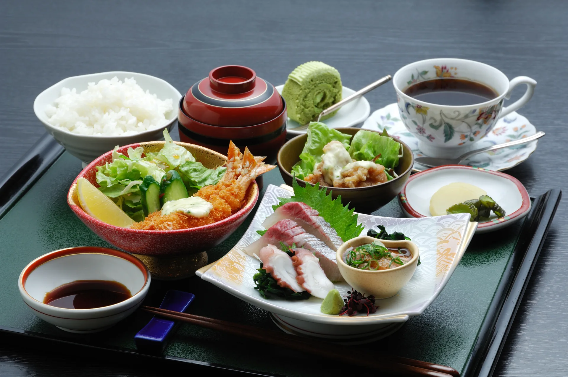 国東物産が運営する飲食店、「和食工房 東（さき）」で提供される、国東物産の主力商品である車海老のフライや真だこの刺身を盛り合わせた、ボリュームのあるランチ御膳