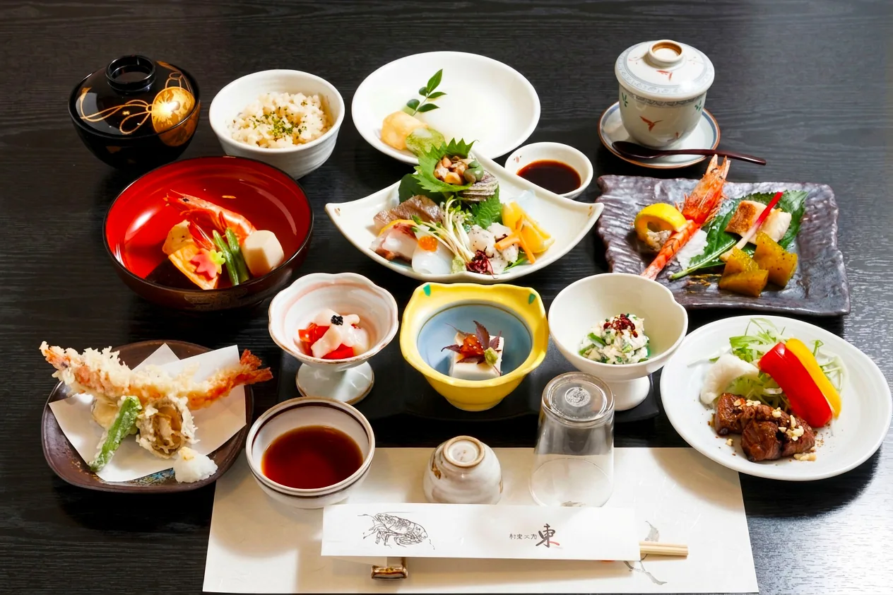 国東物産が運営する飲食店、「和食工房 東（さき）」で提供される、新鮮な車海老や地魚を贅沢に使用した本格的な会席料理