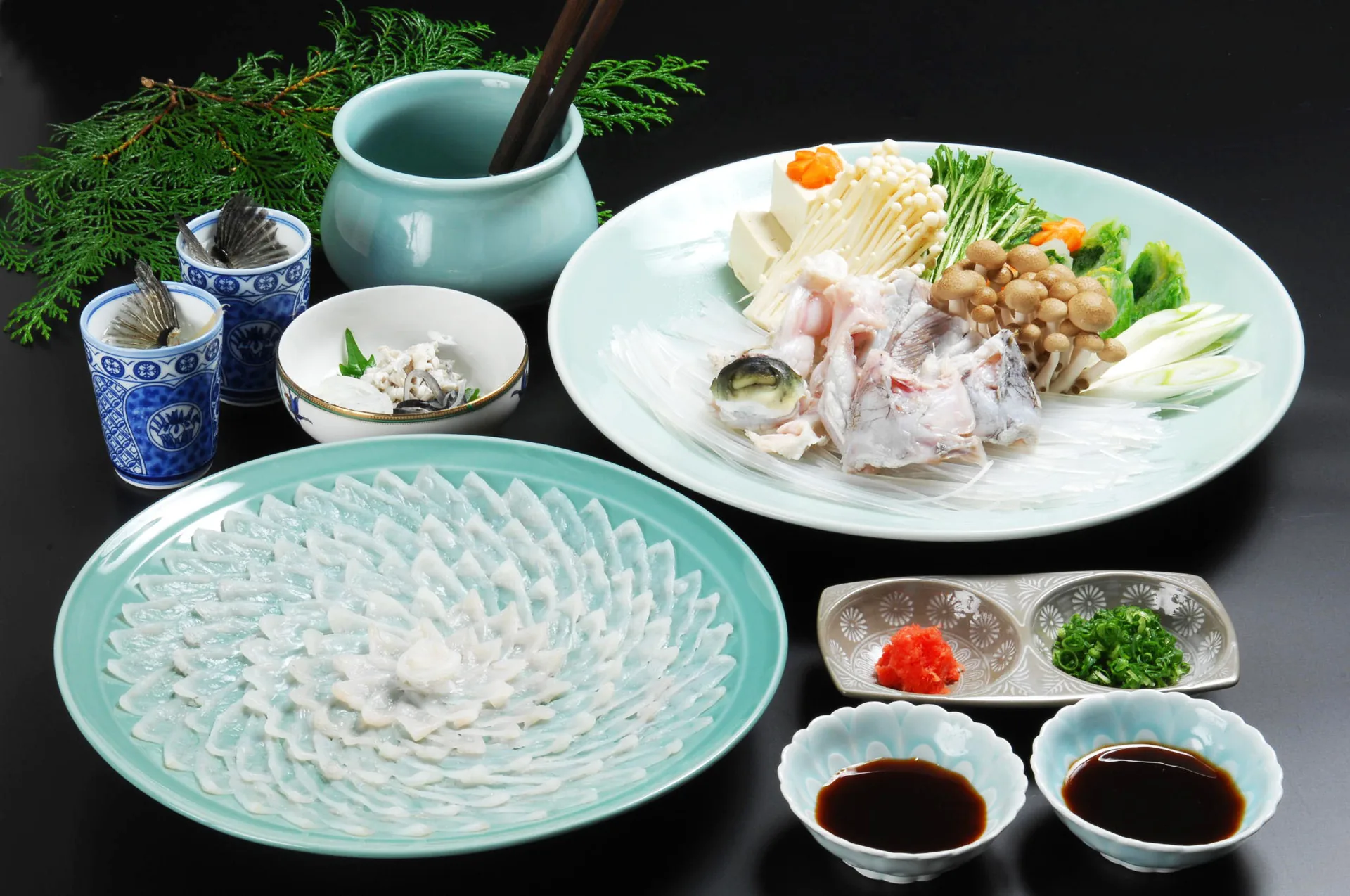 国東物産直営の和食レストラン「和食工房 東（さき）」で提供される、自社加工の新鮮なとらふぐを使用した刺身とふぐちり鍋のフルコース