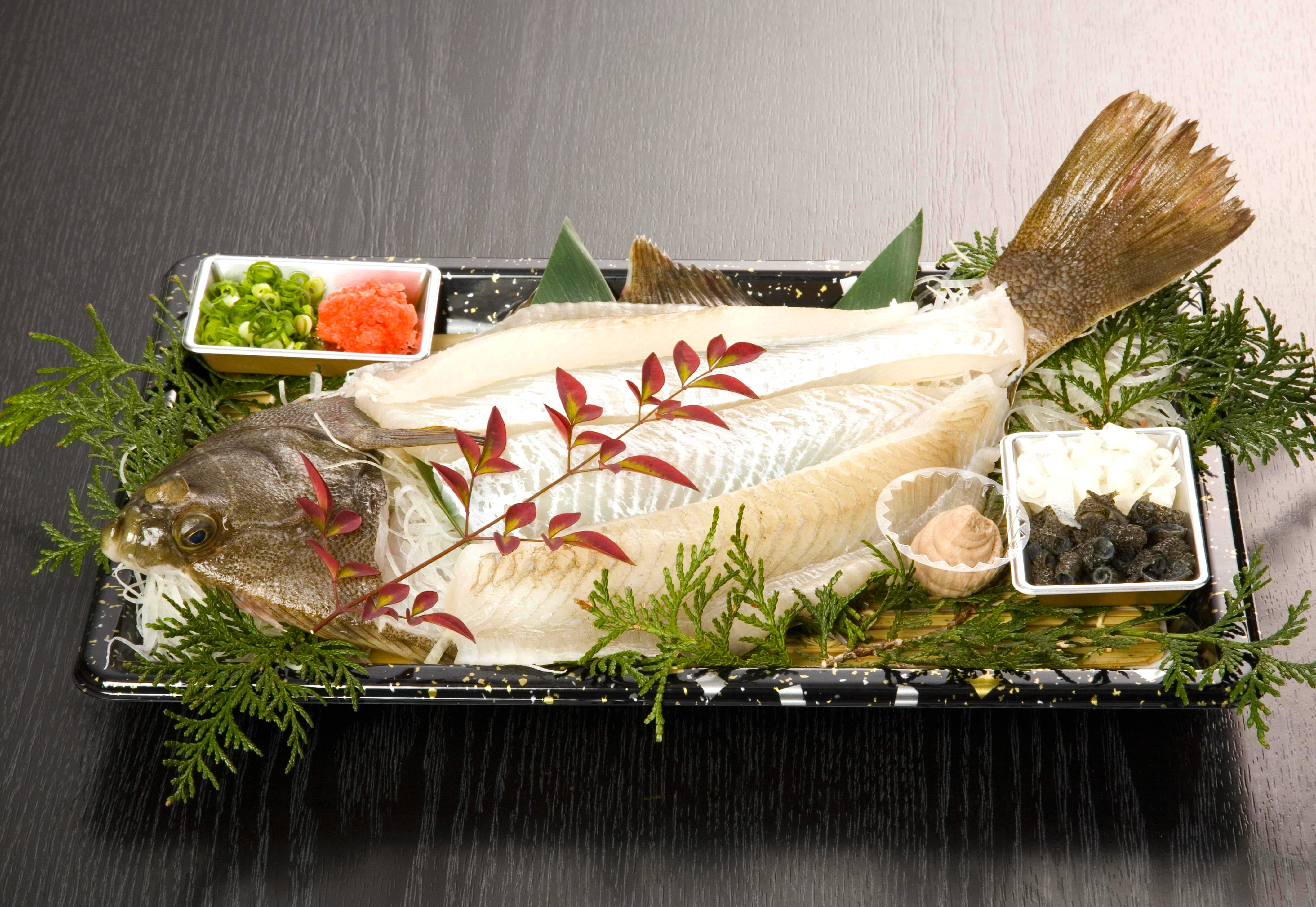 「白身・赤身系」取扱魚種の提供イメージ。美しく薄造りにされた白身魚の盛り付け